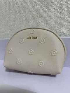 新品・未使用✨MARY QUANT デイジー型押しポーチのサムネイル