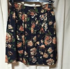 ミミアンドロジャー 花柄スカートのサムネイル