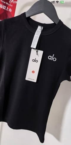 alo シンプル ロゴ ブラック Tシャツ/Mサイズ ALO Yoga Metallic Logo Black Tee - Relaxed Fit Studio to Street