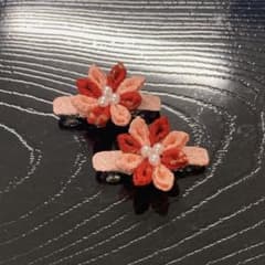 【つまみ細工髪飾り　小さなバレッタ】赤　ピンクのサムネイル