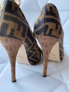 【美品】ヒールのところまで可愛い素敵なFENDI フェンディ　ハイヒールのサムネイル