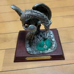 ドラゴンの置物のサムネイル