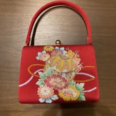 赤い花柄刺繍ハンドバッグのサムネイル