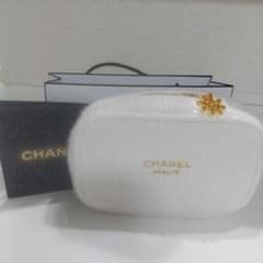 CHANEL BEAUTE ホワイトポーチのサムネイル