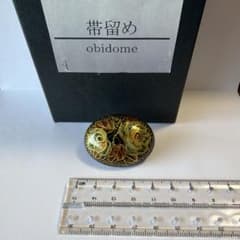 帯留め 花柄 七宝風 和装小物 着物アクセサリー ブラック×ゴールドのサムネイル