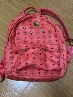 MCM ピンクレッド　スタッズ付きリュックのサムネイル