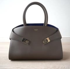最終値下げ　FERRAGAMO Hug ハンドバッグ(M) Clay/Lapis 最終値下げ FERRAGAMO Hug ハンドバッグ(M) Clay/Lapis - メルカリ