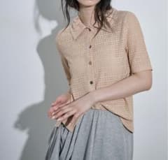 試着のみ美品 THE YON タックカラー針抜きジャガードハーフスリーブシャツのサムネイル