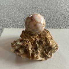天然石 丸玉 台座付きのサムネイル
