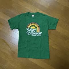 緑　グリーン　カラフル　tシャツ　海外ガールのサムネイル