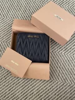 miu miu 二つ折り財布　ネイビーのサムネイル