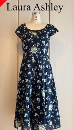 美品 Laura Ashley ローラア シュレイ 花柄ロングワンピースのサムネイル
