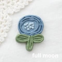 ハンドメイドブローチ　青いお花　陶器ブローチ　北欧風　陶器風のサムネイル