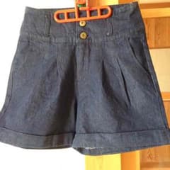 デニムのショートパンツのサムネイル