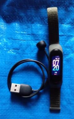 Xiaomi Mi Band 5 本体 充電ケーブル付きのサムネイル