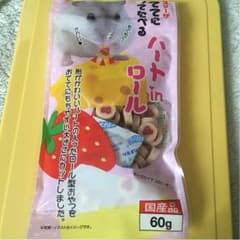 手で持って食べるハート型のチーズとイチゴのサムネイル