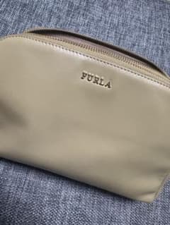 FURLA ベージュ（少しオリーブより）斜めかけバッグのサムネイル