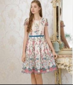 ローズティアラ ジュエル　大きいサイズ　46 リボン柄　半袖ひざ丈ワンピース ローズティアラ ジュエル花柄刺繍 半袖ひざ丈ワンピース ベージュ