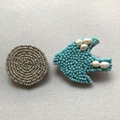 (483)ビーズ刺繍ブローチ　シルバーと北欧風鳥のサムネイル