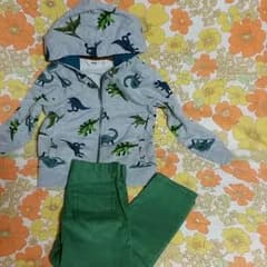 未使用　H&M 110 恐竜パーカ&グリーンパンツ　上下セットのサムネイル