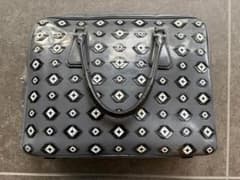 限定品 希少 PRADA プラダ スタッズ装飾 レザー ブリーフケース 幾何学 