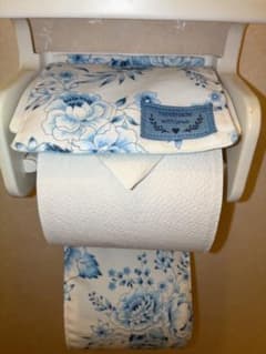 爽やかブルー花柄♪ ハンドメイド トイレットペーパーホルダーカバーのサムネイル
