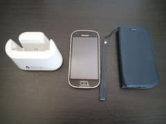 らくらくスマートフォン me F-03k ゴールドのサムネイル