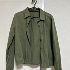 オリーブグリーン色のシャツのサムネイル