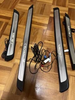 ミンティア様専用　18クラウン 純正LEDスカッフプレート一枚LED球切れ有りのサムネイル
