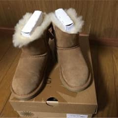 美品 UGG キッズ ミニベイリーボウ 17cmのサムネイル