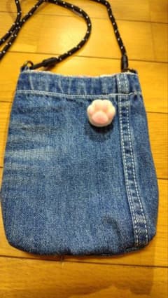 ハンドメイド デニムサコッシュ 肉球ブローチ付き　内ポケット付きのサムネイル