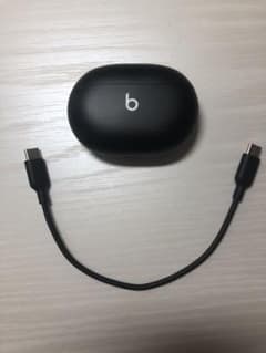 Beats studio Budsのケースと充電ケーブルのサムネイル