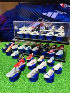 【adidas ボトルキャップ 43個 ケース付き】のサムネイル
