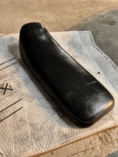 TW225 ポン付け　薄型シート 純正リヤカウル付き！のサムネイル
