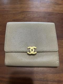CHANEL ベージュ 二つ折り財布のサムネイル