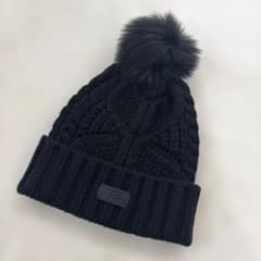 UGG アグ ポンポン付きニット帽 ブラック - メルカリ
