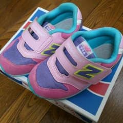 ニューバランス スニーカーのサムネイル