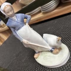 ロイヤルコペンハーゲン アヒルと歩く少女 陶磁器置物 クリスチャン