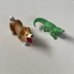 指もペンもなんでもかじる？！柴犬とワニのミニチュアフィギュア！のサムネイル