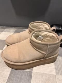 UGG ベージュ 厚底ムートンブーツ - メルカリ