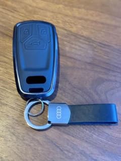 アウディアルミ製 本革レザーメタル スマートキーケースと純正キーホルダー　セットのサムネイル