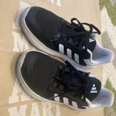 adidas スニーカー ブラック ホワイトのサムネイル