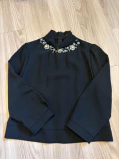 黒のハイネックシャツ 花の刺繍 七分袖　 ブラックのサムネイル
