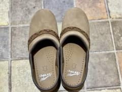 【極美品】箱付きDansko ベージュ スエード クロッグ　24〜24.5㎝のサムネイル