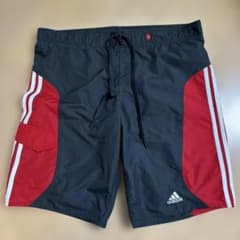 【スイム使用もOK】adidas サイドストライプ ショートパンツ グレー/赤のサムネイル