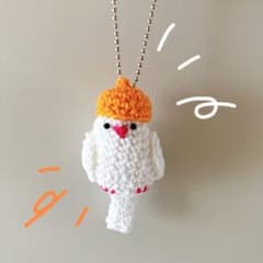 オレンジ色のベレー帽をかぶった小さな文鳥のあみぐるみ チャームのサムネイル