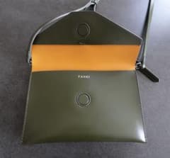 ほぼ新品 YAHKI レザー ショルダーバッグ オリーブのサムネイル