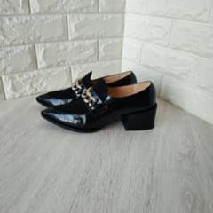 美品 KURUN チェーンローファー エナメル 黒 23.5cmのサムネイル