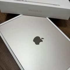 超美品MacBookAir M2 スターライト 8GB 充放電回数8回　カバー付のサムネイル