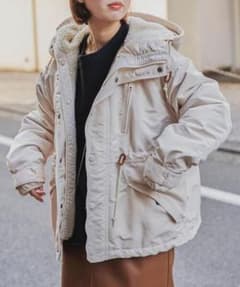 新品タグ付き　マウンテンパーカーのサムネイル